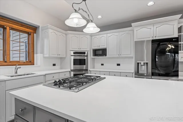 $900,000 | 884 Twin Elms Lane, Batavia, IL 60510