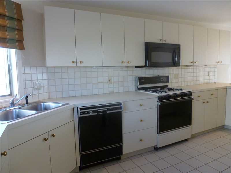 27 Poppasquash Road, Unit 27 Bristol, RI 02809 - Photo 6 of 20 Kitchen.
