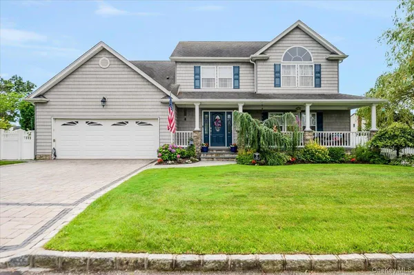 $899,000 | 18 S Plaza, Amity Harbor, NY 11701