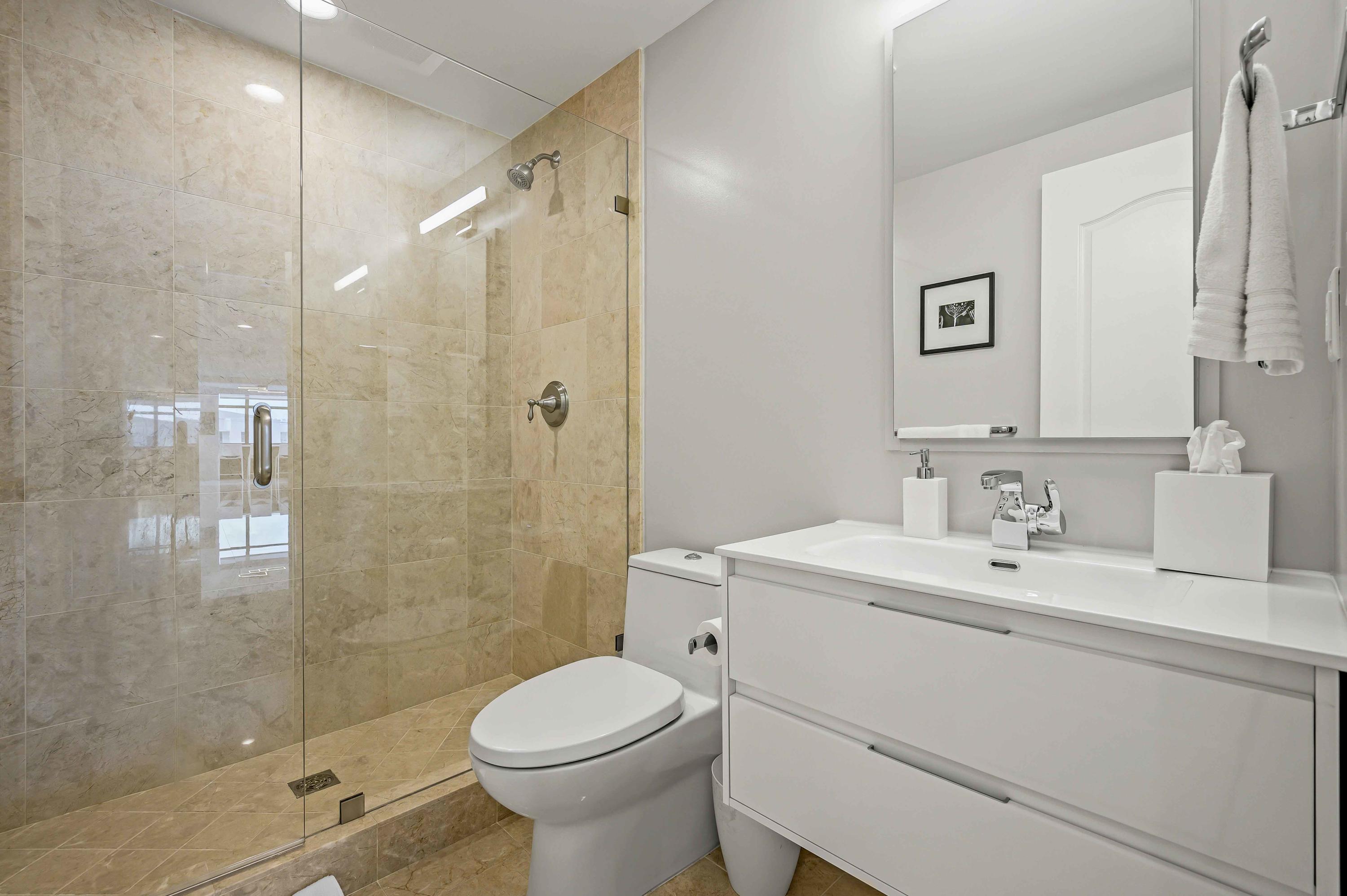 200 East Palmetto Park Road, Unit PH2 Boca Raton, FL 33432 - Photo 44 of 66 Guest Full Bath #2