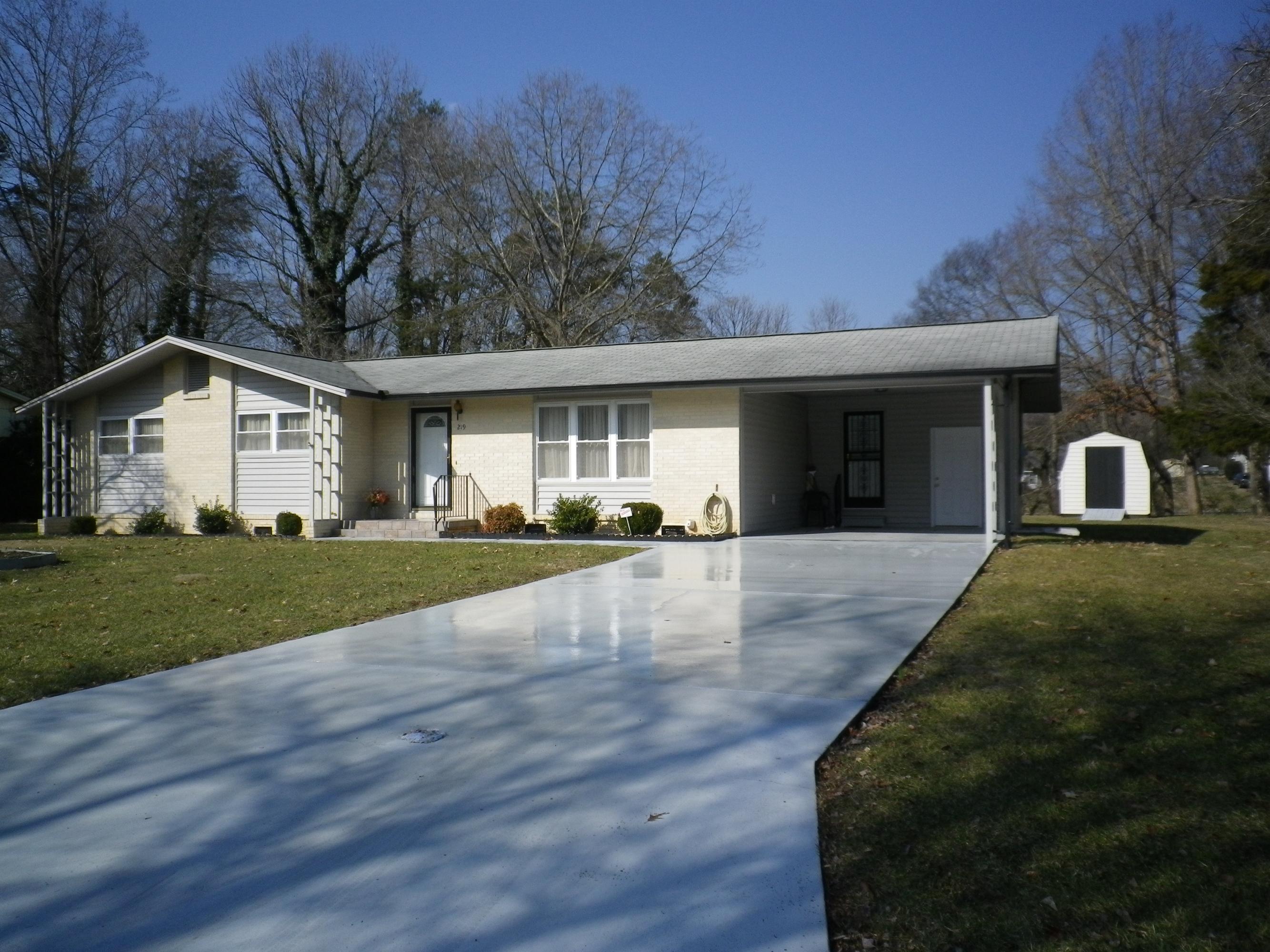 219 North Apache Road Clinton, TN 37716 - Photo 2 of 19 IMGP3577
