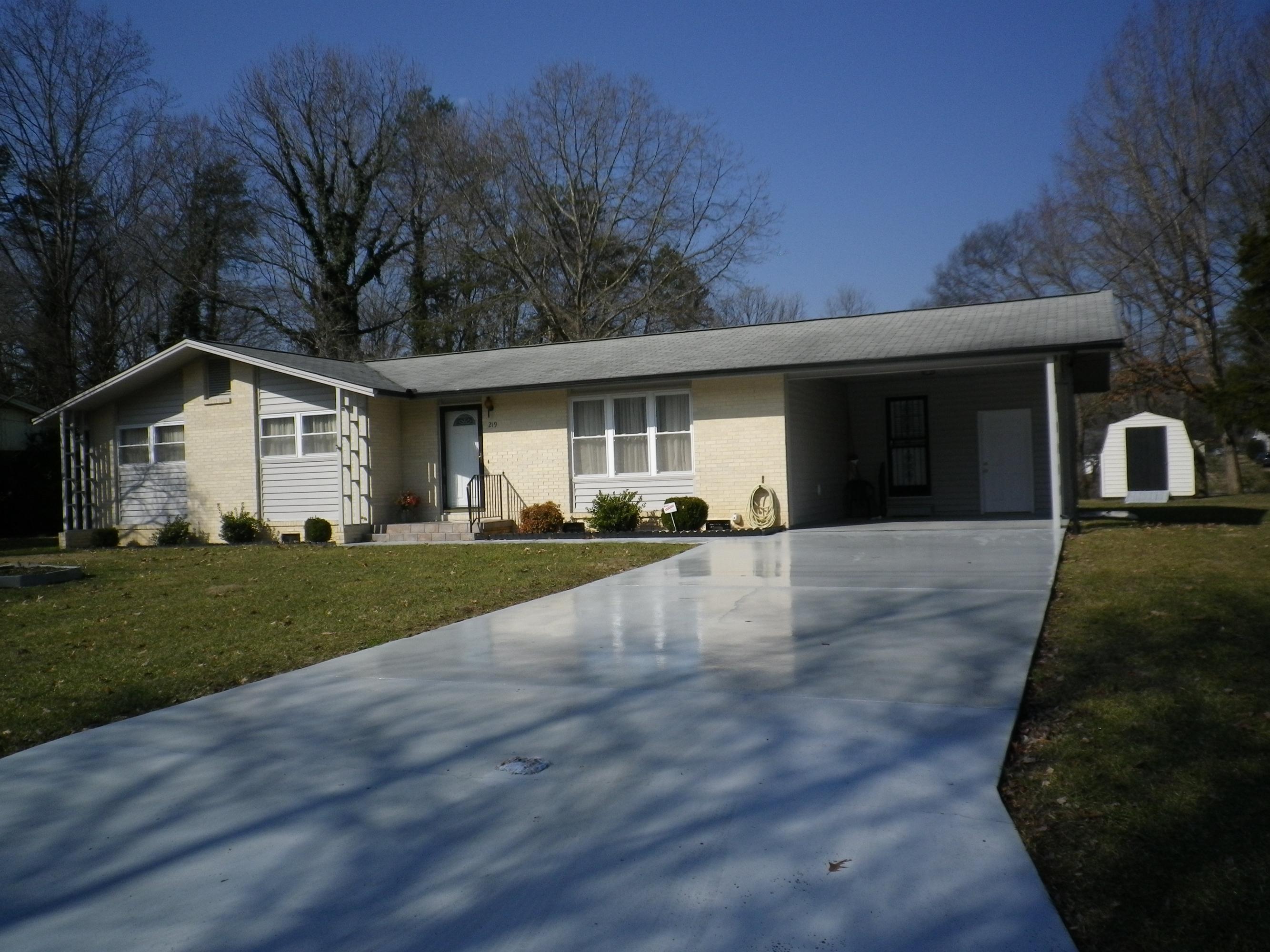 219 North Apache Road Clinton, TN 37716 - Photo 3 of 19 IMGP3578