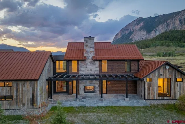 a view of multiple houses with a yard