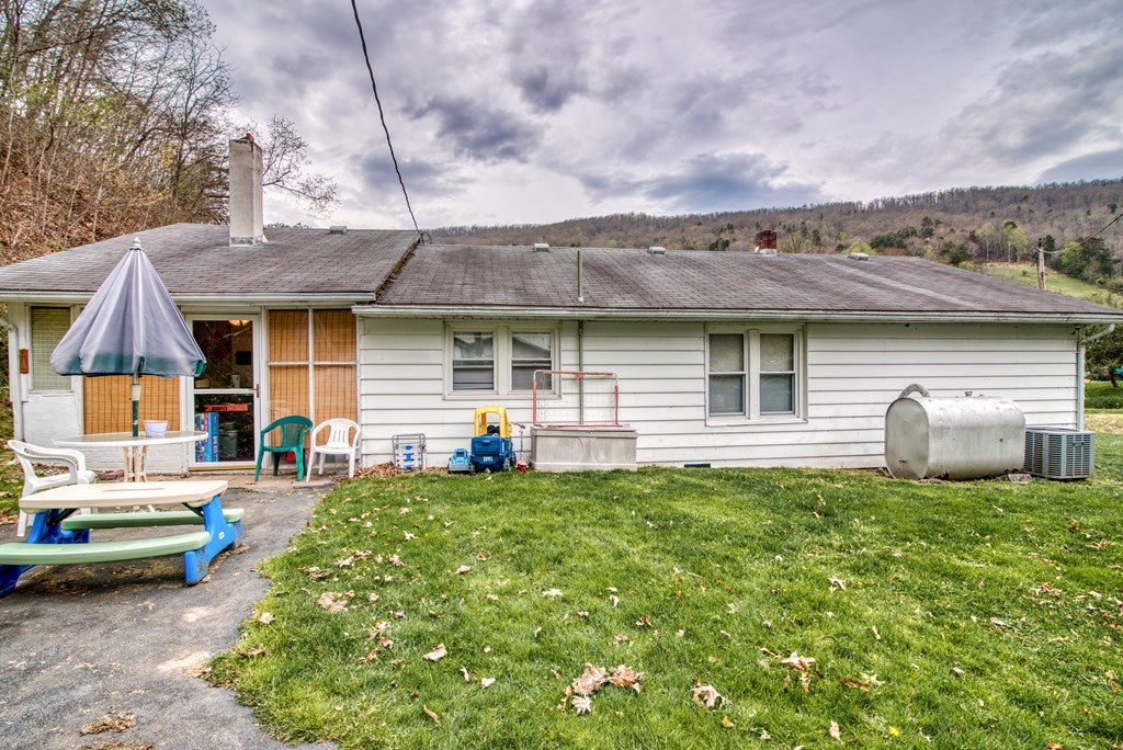 836 Cleghorn Valley Road Marion, VA 24354 - Photo 4 of 19 Gallery Image 4