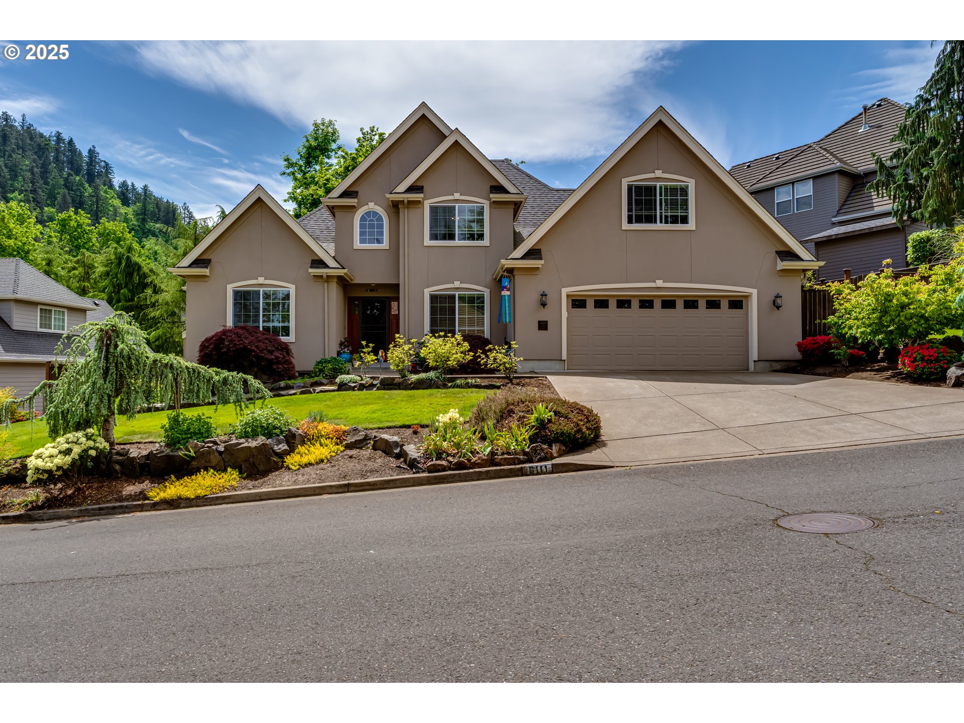 6111 Fernhill Loop Springfield, OR 97478 - Photo 2 of 48 a front view of a house with a garden