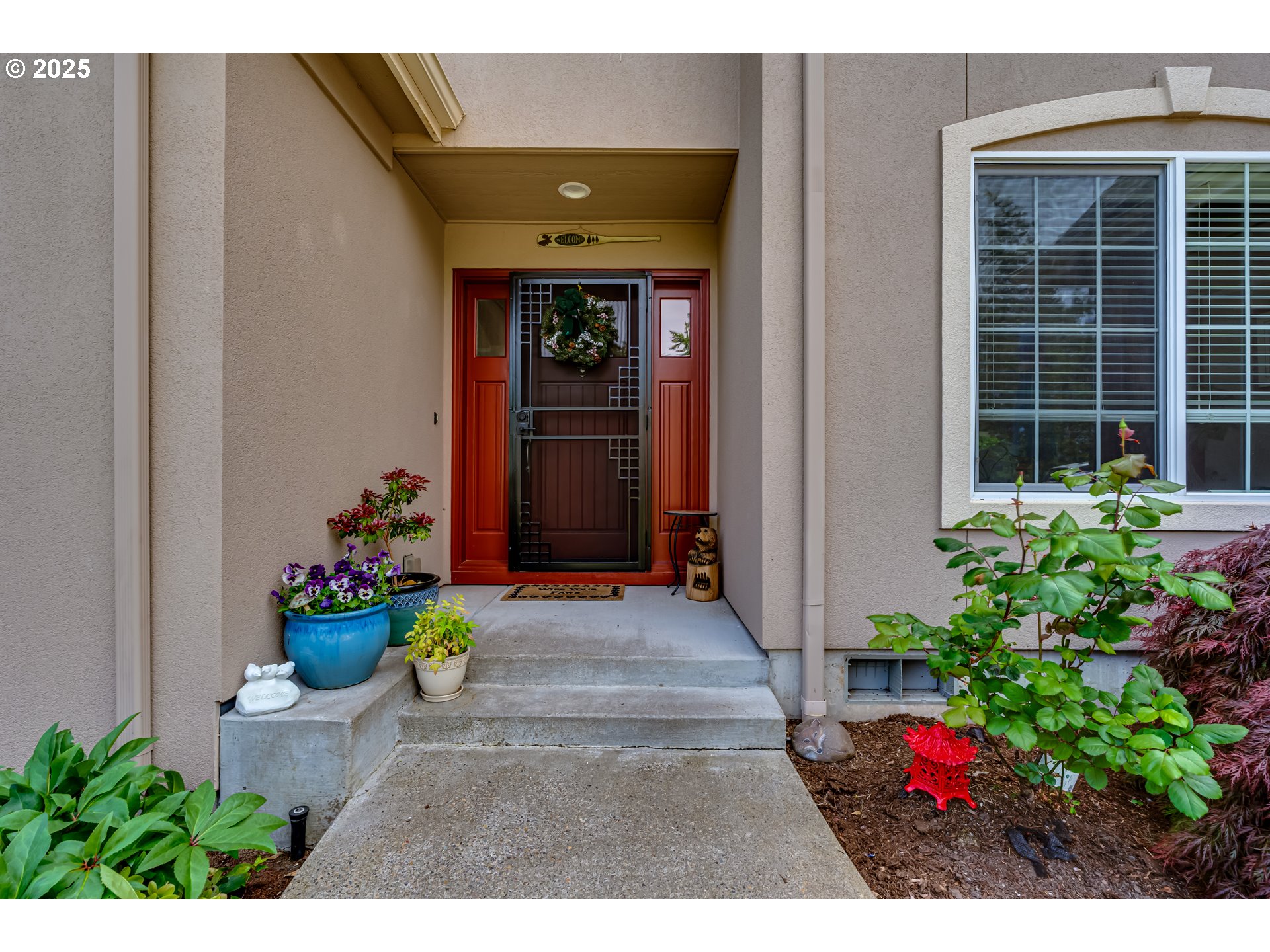 6111 Fernhill Loop Springfield, OR 97478 - Photo 7 of 48 a hallway with flowers and flowers