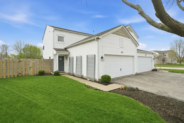 $300,000 | 620 Wedgewood Circle, Lake In The Hills, IL 60156