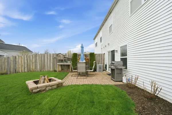 $300,000 | 620 Wedgewood Circle, Lake In The Hills, IL 60156