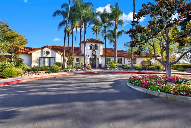 a very nice looking dining room with lots of tables and chairs