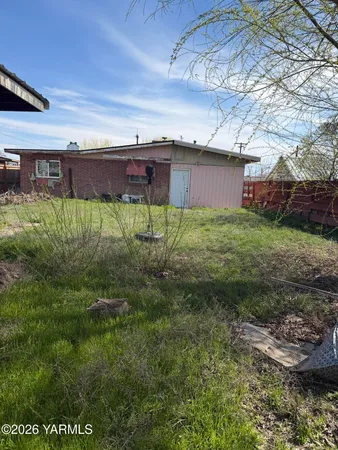 a view of a backyard