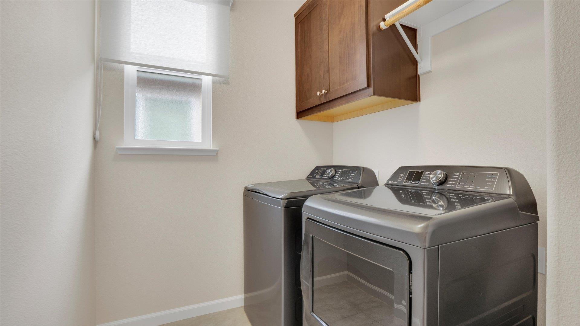 499 Twin Lakes Lane Rio Vista, CA 94571 - Photo 22 of 32 a utility room with sink dryer and washer
