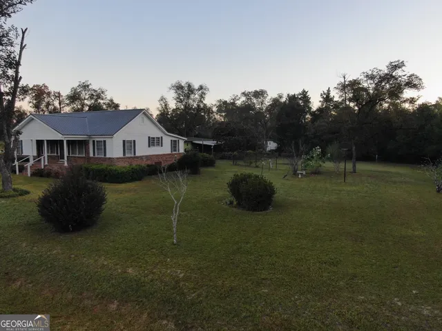 a view of a house with backyard and garden