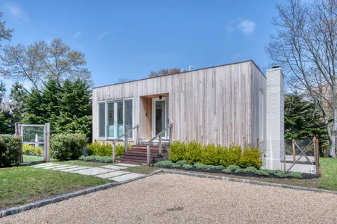 a view of a house with backyard and plants