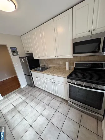 $2,550 | 2195 North Central Road, Unit 2B, Fort Lee, NJ 07024