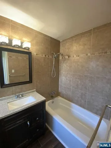 $2,650 | 2195 North Central Road, Unit 2B, Fort Lee, NJ 07024