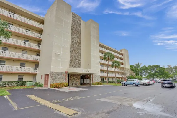 $179,000 | 131 Southeast 3rd Avenue, Unit 304, Dania Beach, FL 33004