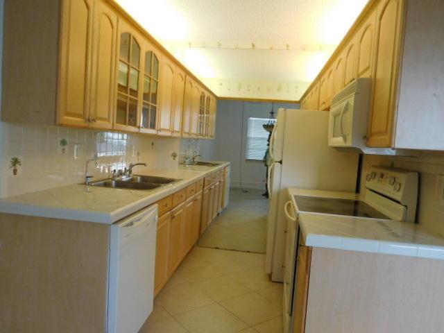 4065 EXETER D - FULL KITCHEN VIEW