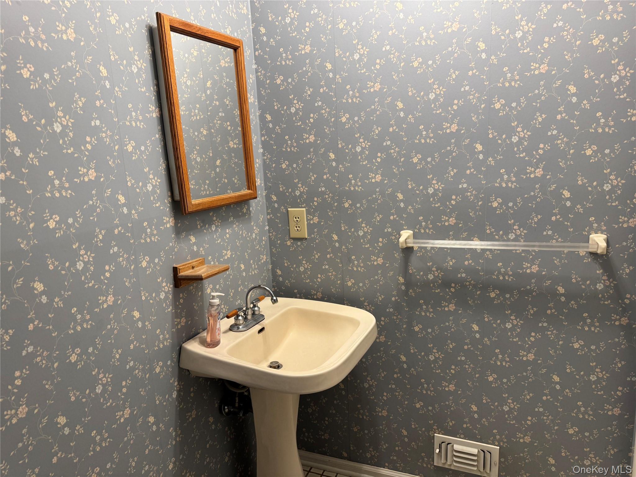 24 Olde Wagon Road Warwick, NY 10990 - Photo 5 of 47 Powder room on first floor
