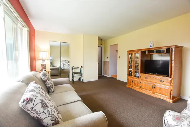 $269,990 | 112 Edmunton Drive, Unit C4, North Babylon, NY 11703