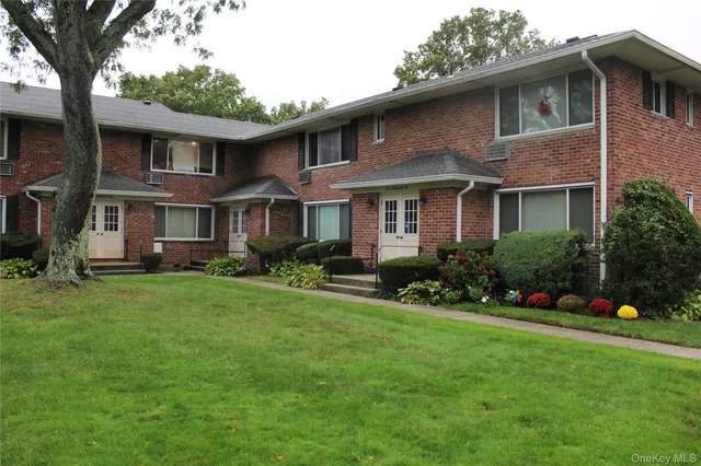$269,990 | 112 Edmunton Drive, Unit C4, North Babylon, NY 11703