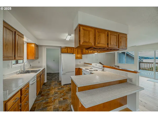 $950,000 | 67538 East Bay Road, North Bend, OR 97459