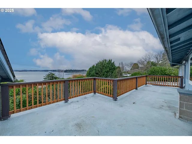 $950,000 | 67538 East Bay Road, North Bend, OR 97459