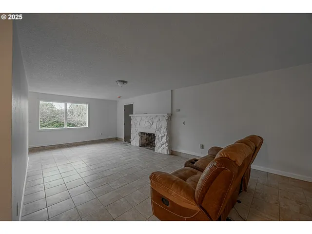 $950,000 | 67538 East Bay Road, North Bend, OR 97459