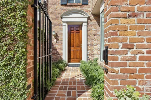 $825,000 | 2210 Avalon Place, Houston, TX 77019