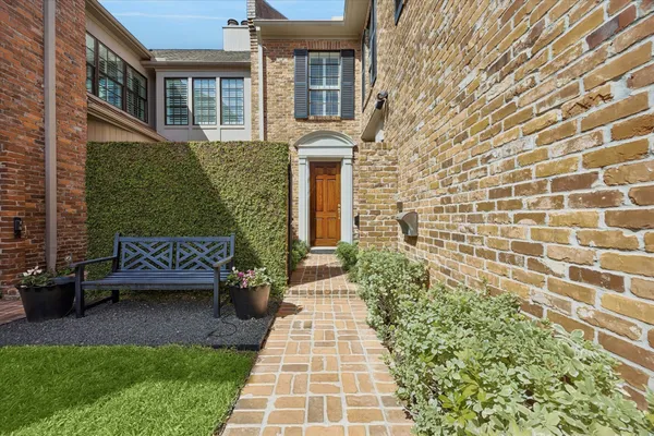 $825,000 | 2210 Avalon Place, Houston, TX 77019