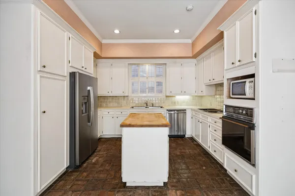 $825,000 | 2210 Avalon Place, Houston, TX 77019