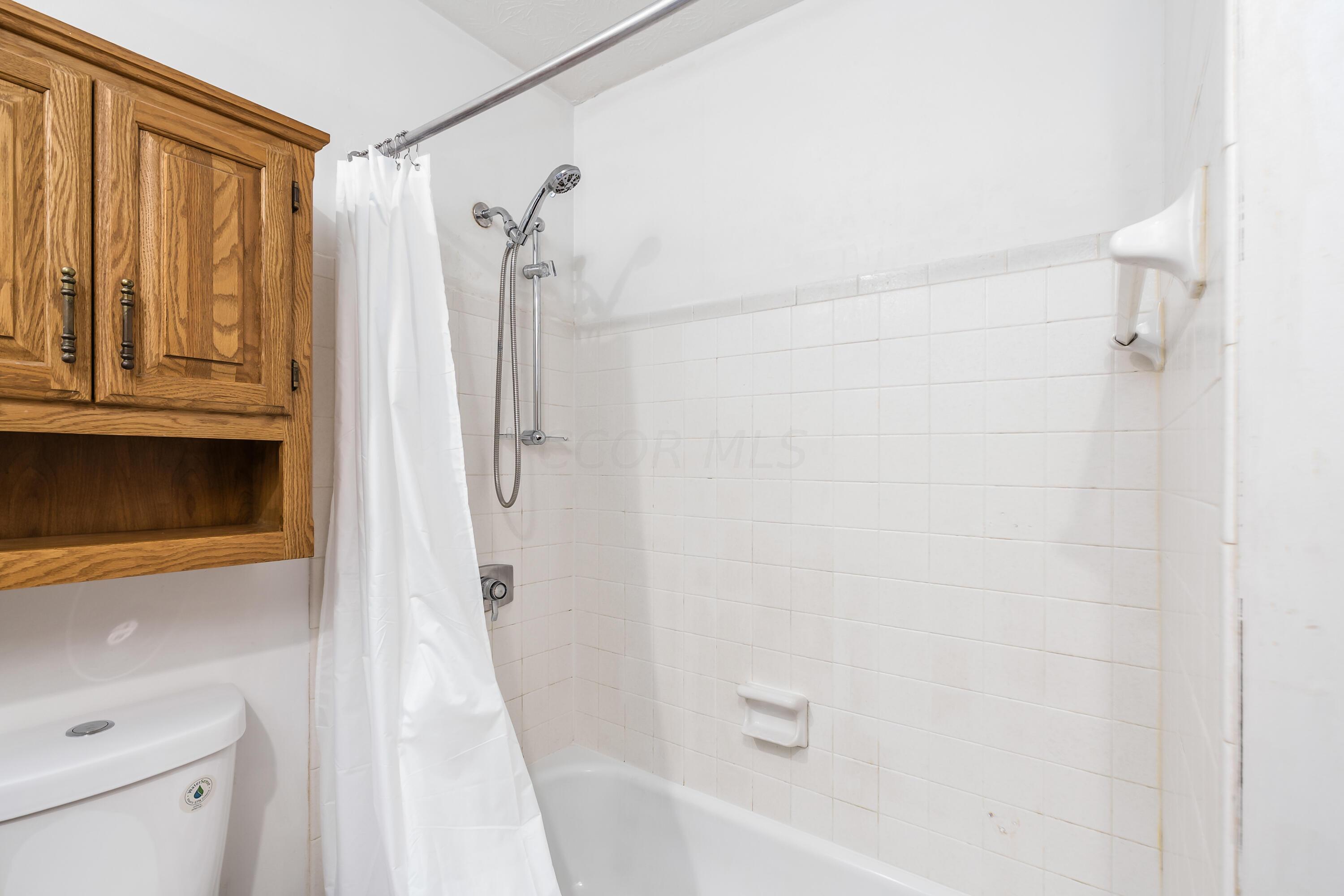 5463 Blue Ash Road Columbus, OH 43229 - Photo 14 of 22 Full Bath