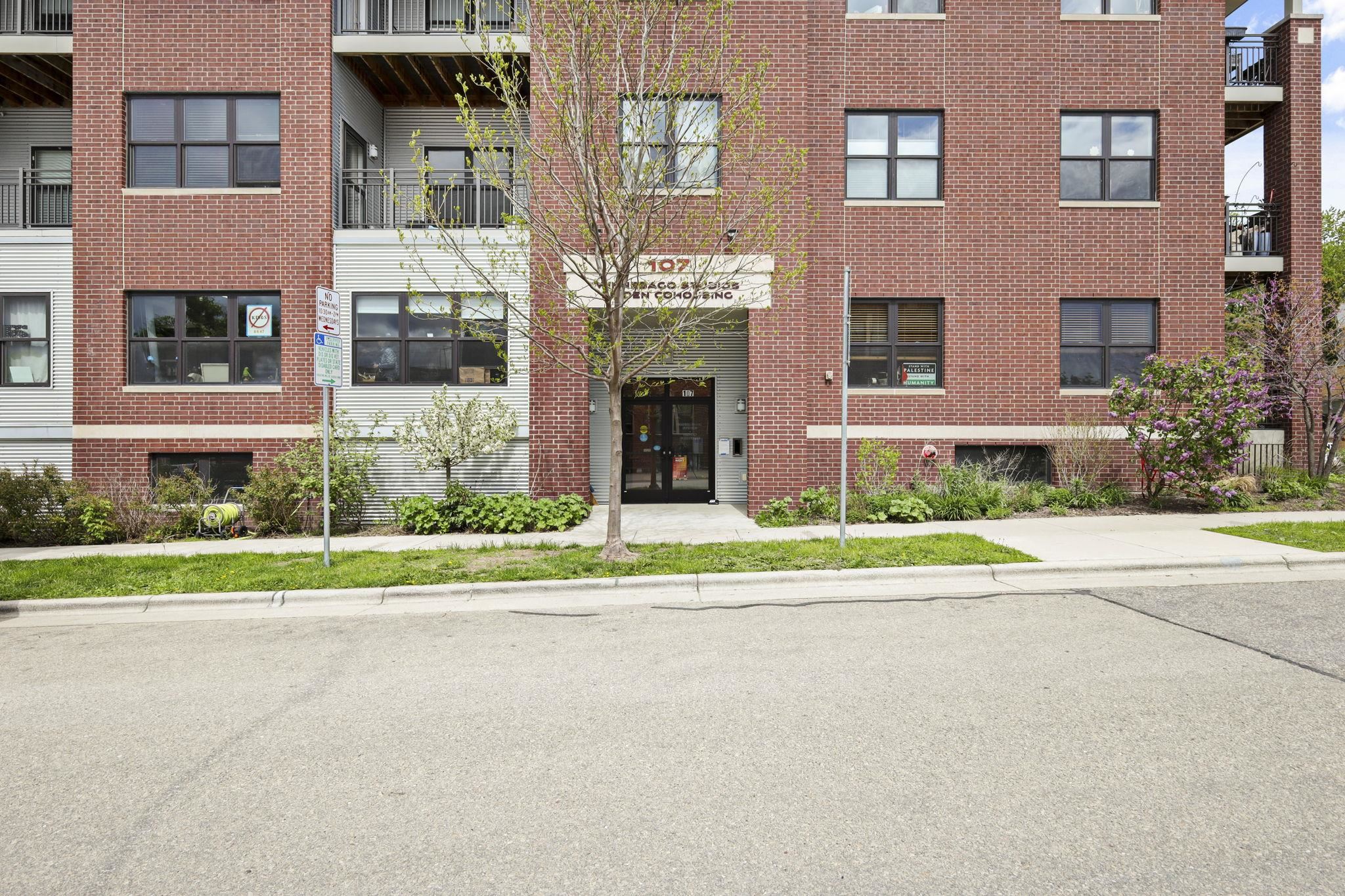 107 Sutherland Court, Unit 323 Madison, WI 53704 - Photo 29 of 35