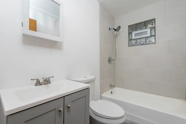 $2,000 | 922 Landon Avenue, Winthrop Harbor, IL 60096