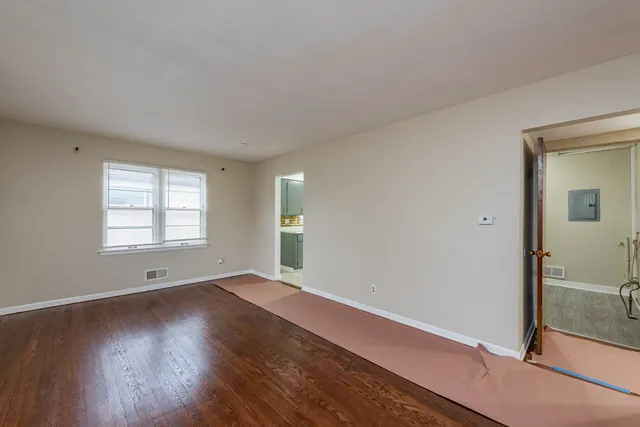 $2,000 | 922 Landon Avenue, Winthrop Harbor, IL 60096