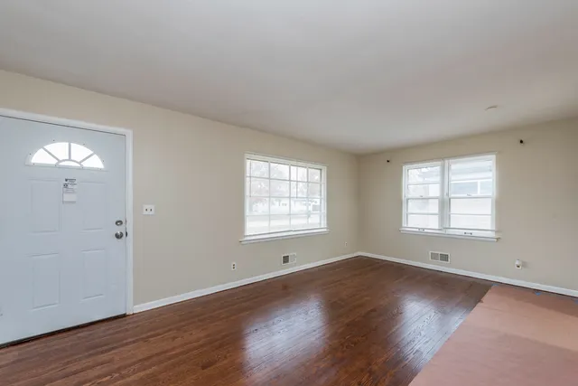 $2,000 | 922 Landon Avenue, Winthrop Harbor, IL 60096