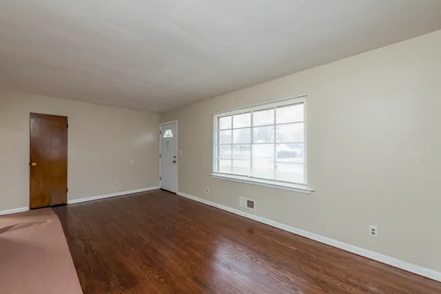 $2,000 | 922 Landon Avenue, Winthrop Harbor, IL 60096