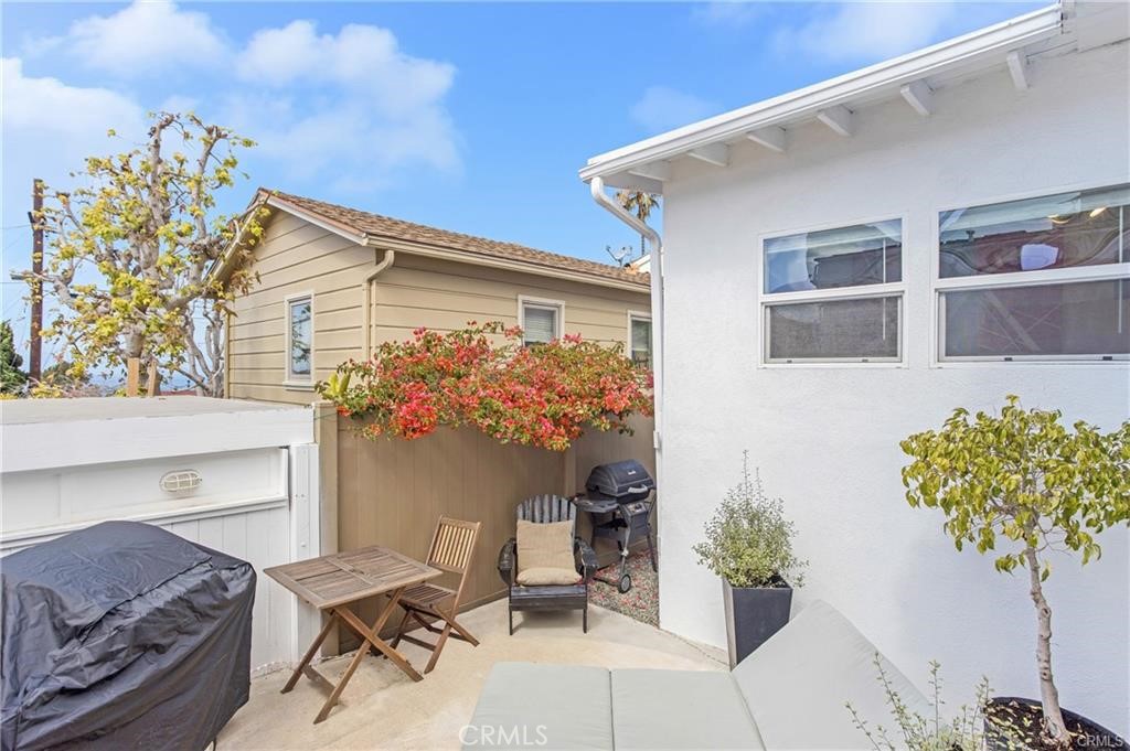 31711 Fairview Road Laguna Beach, CA 92651 - Photo 18 of 20 a balcony with flowers and flowers