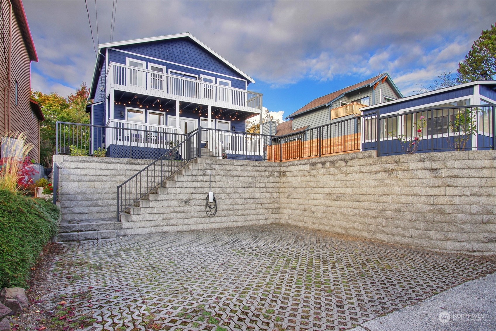 323 Northeast 76th Street Seattle, WA 98115 - Photo 30 of 33 a front view of a building