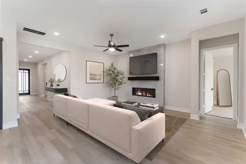 $750,000 | 8143 Fenway Hts Drive, The Woodlands, TX 77389