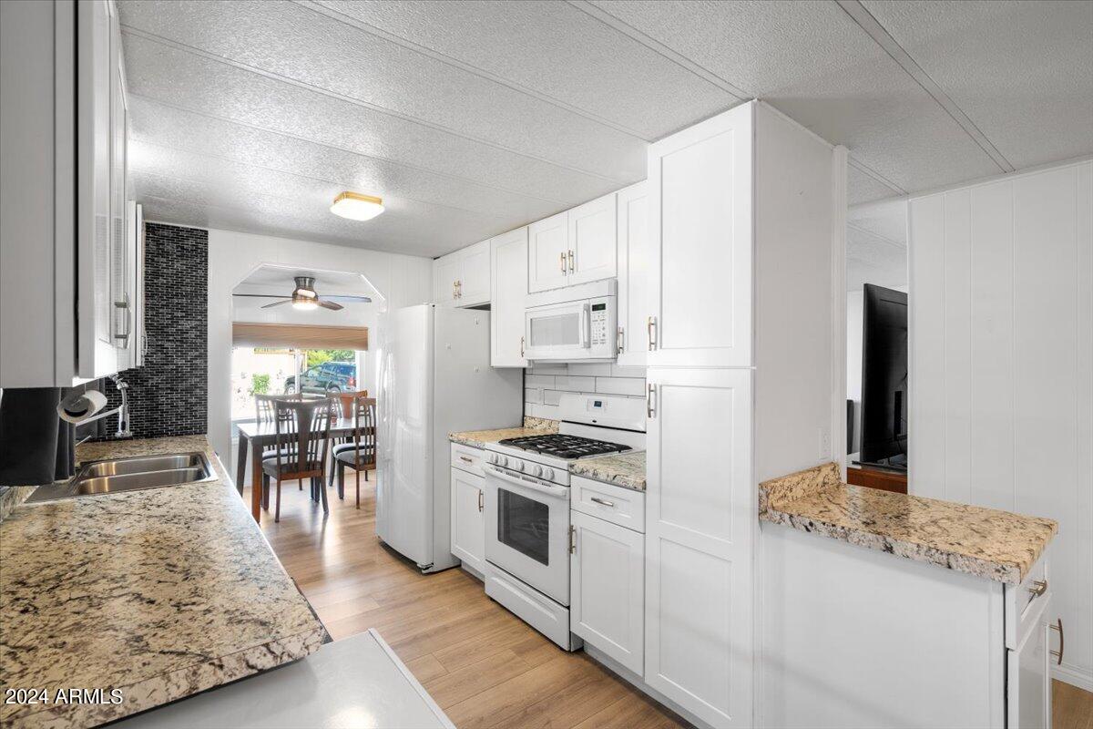 303 South Recker Road, Unit 45 Mesa, AZ 85206 - Photo 13 of 27 Kitchen