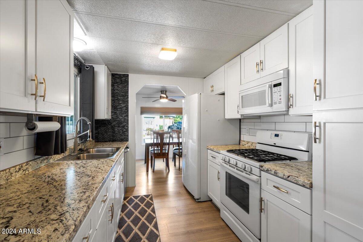 303 South Recker Road, Unit 45 Mesa, AZ 85206 - Photo 2 of 27 Kitchen