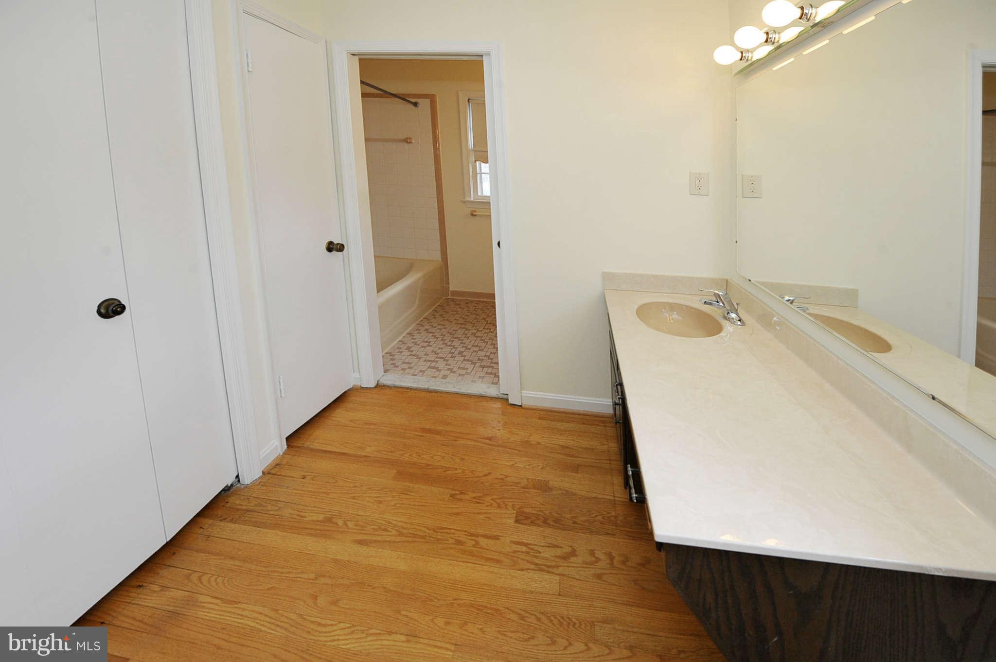 6324 Lenox Road Bethesda, MD 20817 - Photo 18 of 30 Bath (Master)