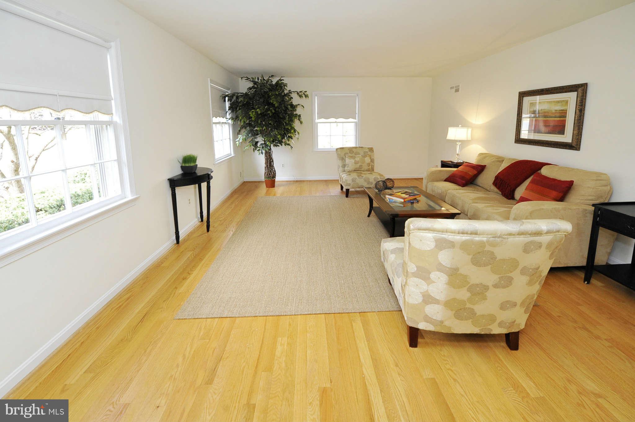 6324 Lenox Road Bethesda, MD 20817 - Photo 4 of 30 Living Room