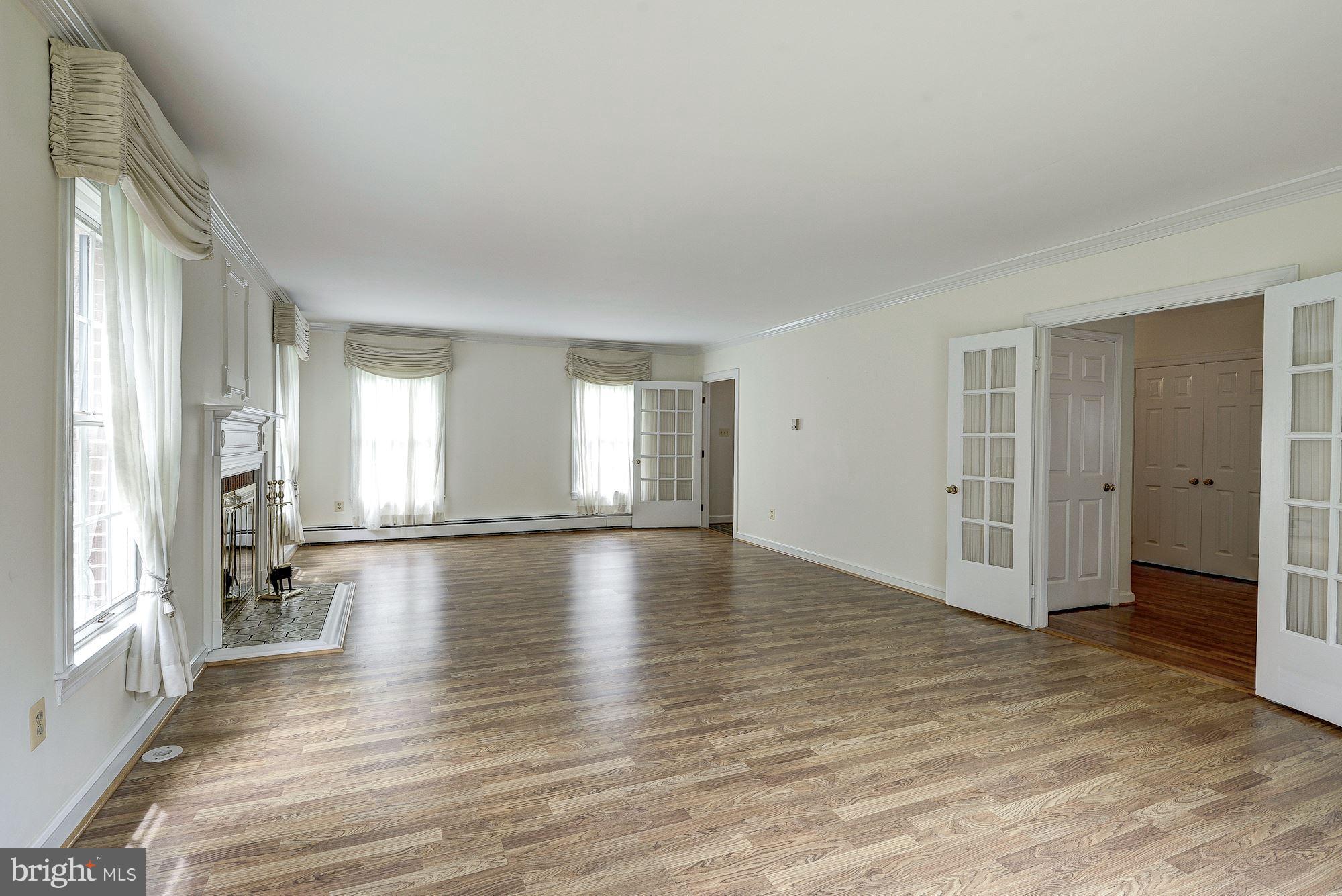 13215 Springdale Estates Road Clifton, VA 20124 - Photo 8 of 28 Spacious and sunny living room.