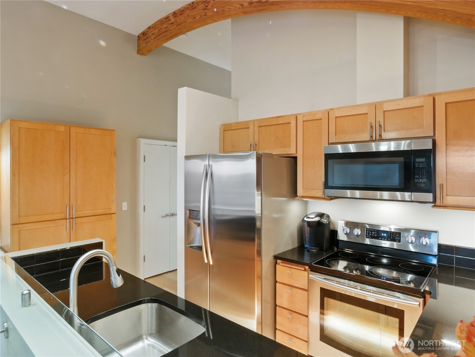 654 5th Avenue South, Unit 404 Edmonds, WA 98020 - Photo 4 of 32