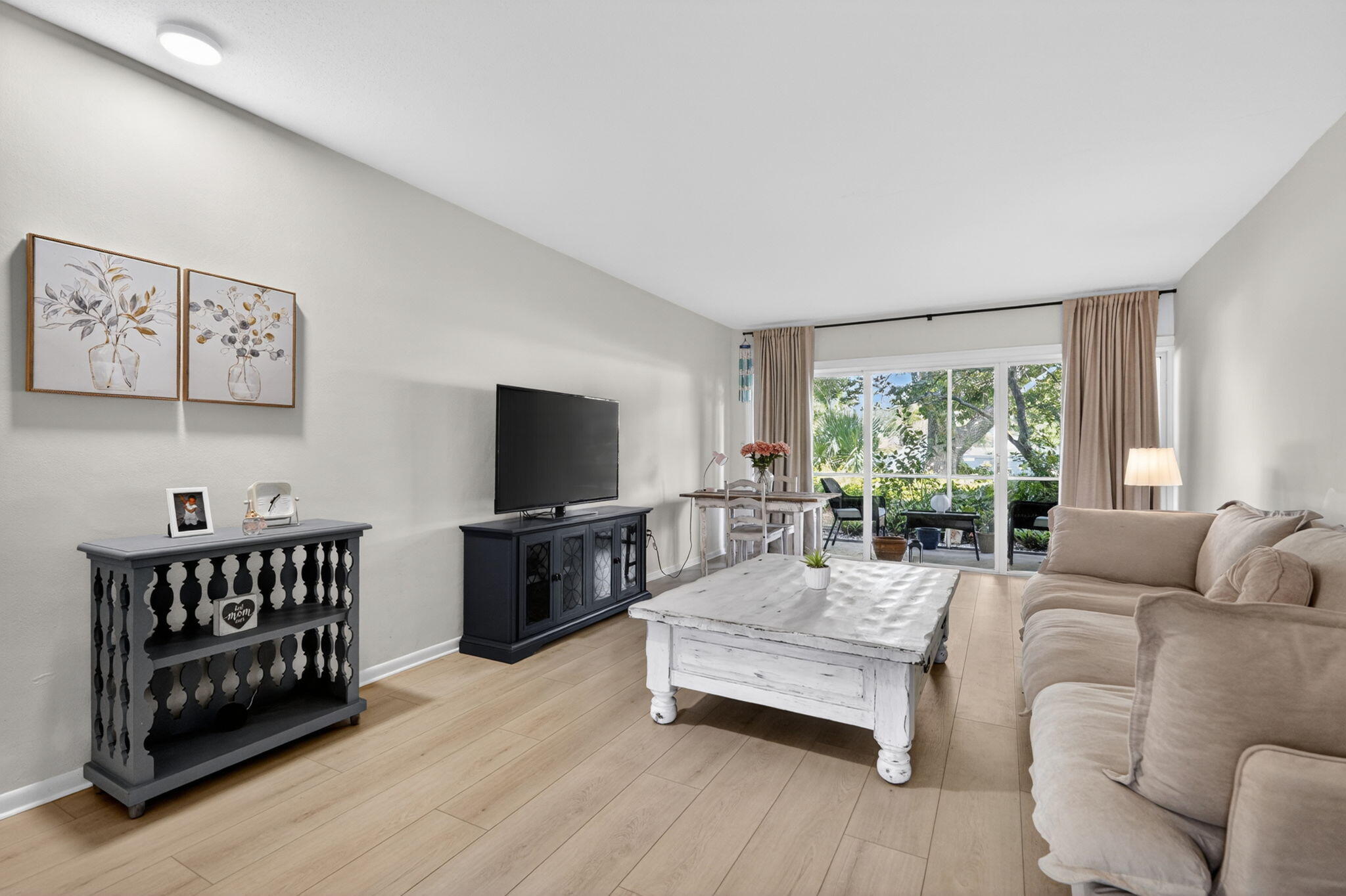 91 Willow Road, Unit 104 Tequesta, FL 33469 - Photo 4 of 25 Living Room/Dining Area