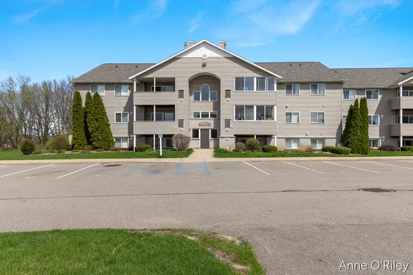 $215,000 | 8348 North Jasonville Court Southeast, Unit 33, Caledonia, MI 49316