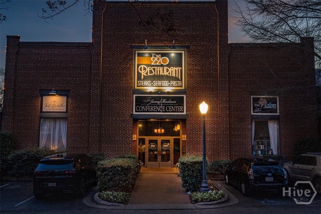 262 West Washington Street Madison, GA 30650 - Photo 67 of 69 Walk to fantastic restaurants, stroll the antique markets all right out the door.