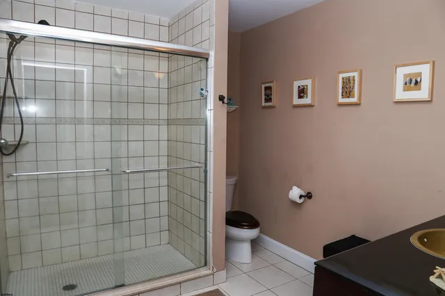 a bathroom with a toilet and a shower