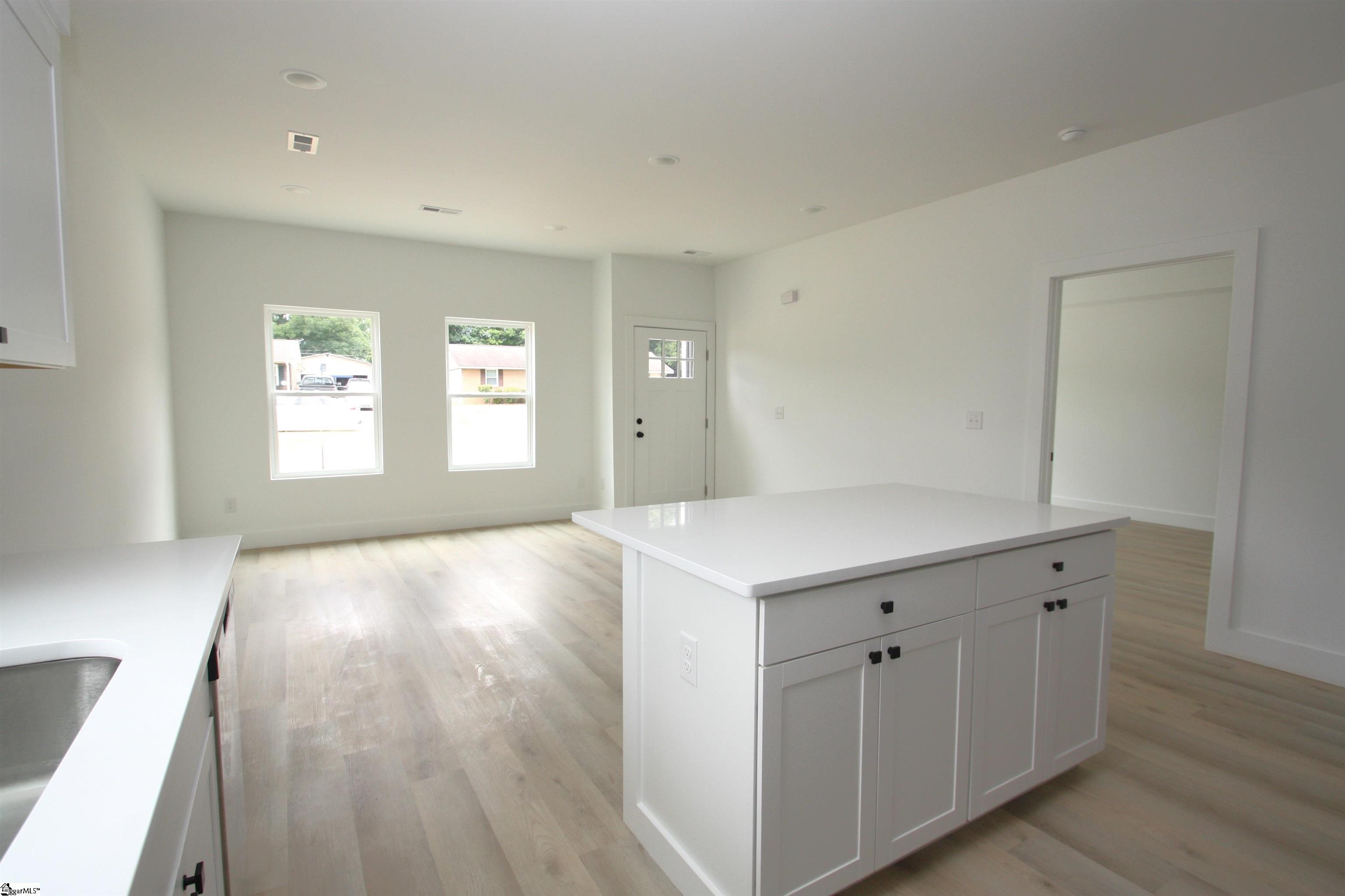 404 Sierra Road Spartanburg, SC 29301 - Photo 9 of 47